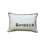Le coussin "Bonheur" est en lin blanc de Normandie avec l’inscription bleu marine ainsi que la surpiqûre. Fabriqué en France