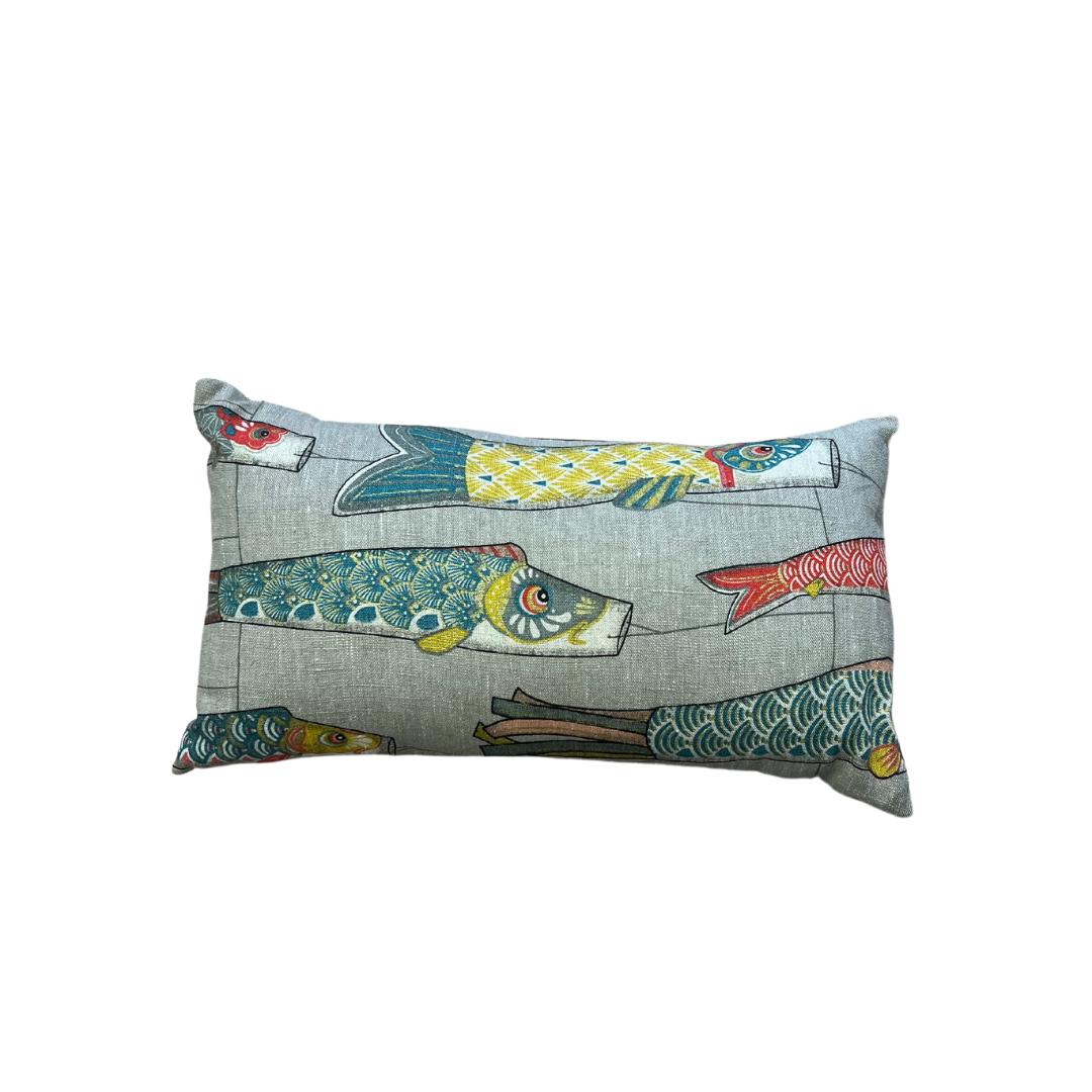 Le coussin thème poisson est en lin, 30 cm x 50 cm. Il peut être associé au coussin en lin vert pâle.Création Française