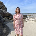 La robe chemise Rosalia a un style mi-chic, mi-urbain et une silhouette élégante. On aime son imprimé toile de Jouy, Fabriquée en France