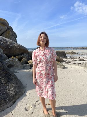 La robe chemise Rosalia a un style mi-chic, mi-urbain et une silhouette élégante. On aime son imprimé toile de Jouy, Fabriquée en France