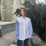 La chemise manches rayées Valette est longue, en coton, coupe d'homme, boutonnée devant. Chacune des manches est dans une rayure bleue différente alors que le corps est en popeline blanche. Coupe oversize. Coloris : Blanc et rayures bleues. Fabriquée en France - PARISIENNE ET ALORS