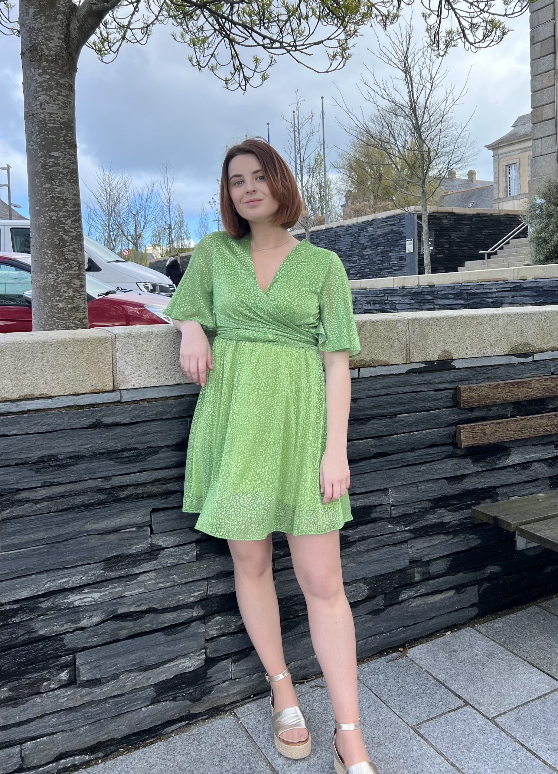 La robe courte Mira verte met en valeur la silhouette avec sa coupe courte, sa taille marquée et ses manches effet papillon. Made in France
