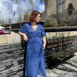 La robe longue Maria bleue, un vrai coup de cœur !Elle est mi-longue, ses manches courtes effet papillon, sa taille élastiquée et son décolleté cache-cœur. Made in France