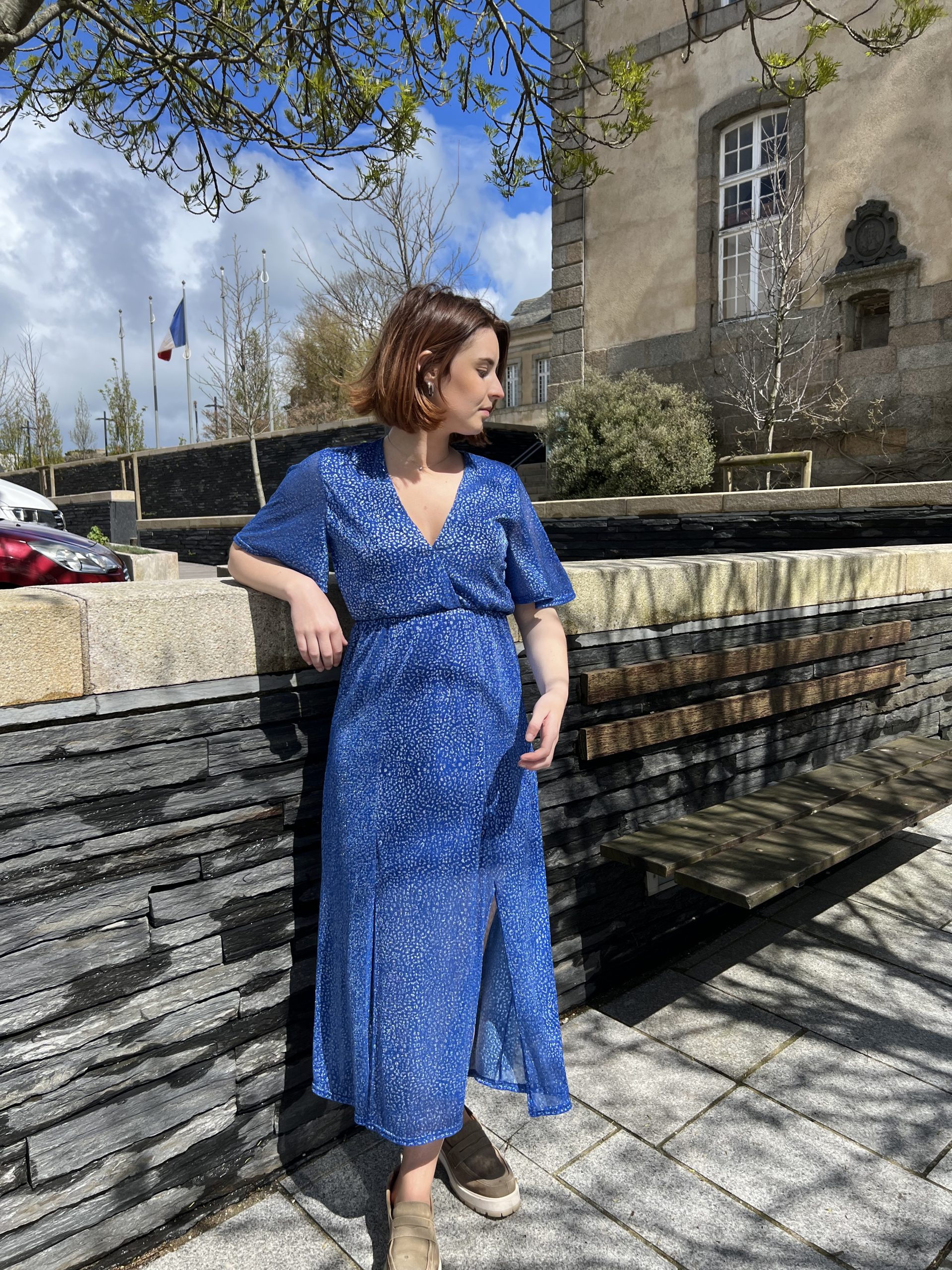 La robe longue Maria bleue, un vrai coup de cœur !Elle est mi-longue, ses manches courtes effet papillon, sa taille élastiquée et son décolleté cache-cœur. Made in France