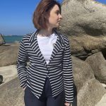 Traversez la saison avec élégance en portant le blazer imprimé marin Hortense : une veste bretonne chic et résolument moderne.
