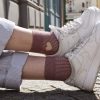 Idées cadeaux pour la fête des Mamans ! Les chaussettes Adèle rose, mi-basse avec ces petits cœurs pailleté dépareillés, fabriquées en France.