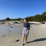 Cette jupe marinière en éponge (bleue/blanc) vous assurera un look parfait en toutes circonstances, que ce soit en ville ou à la plage. En alternant les rayures horizontales et verticales Maïna n'utilise pas simplement le motif typique de la marinière, mais le réinvente ! Fabrication 100% française.