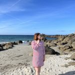 Cette robe marinière en éponge (rouge/blanc) vous assurera un look parfait en toutes circonstances, que ce soit en ville ou à la plage. Accessoirisée ou portée en toute simplicité, c’est la petite robe tendance, en éponge, à avoir dans son dressing.  Fabrication 100% française.