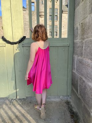 Robe courte à bretelles, Diva Fuchsia – Image 2