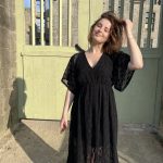 La robe longue effet dentelle Havane noire met en valeur la silhouette avec sa coupe longue, sa taille marquée, elle a tout pour vous sublimer ! Made in France