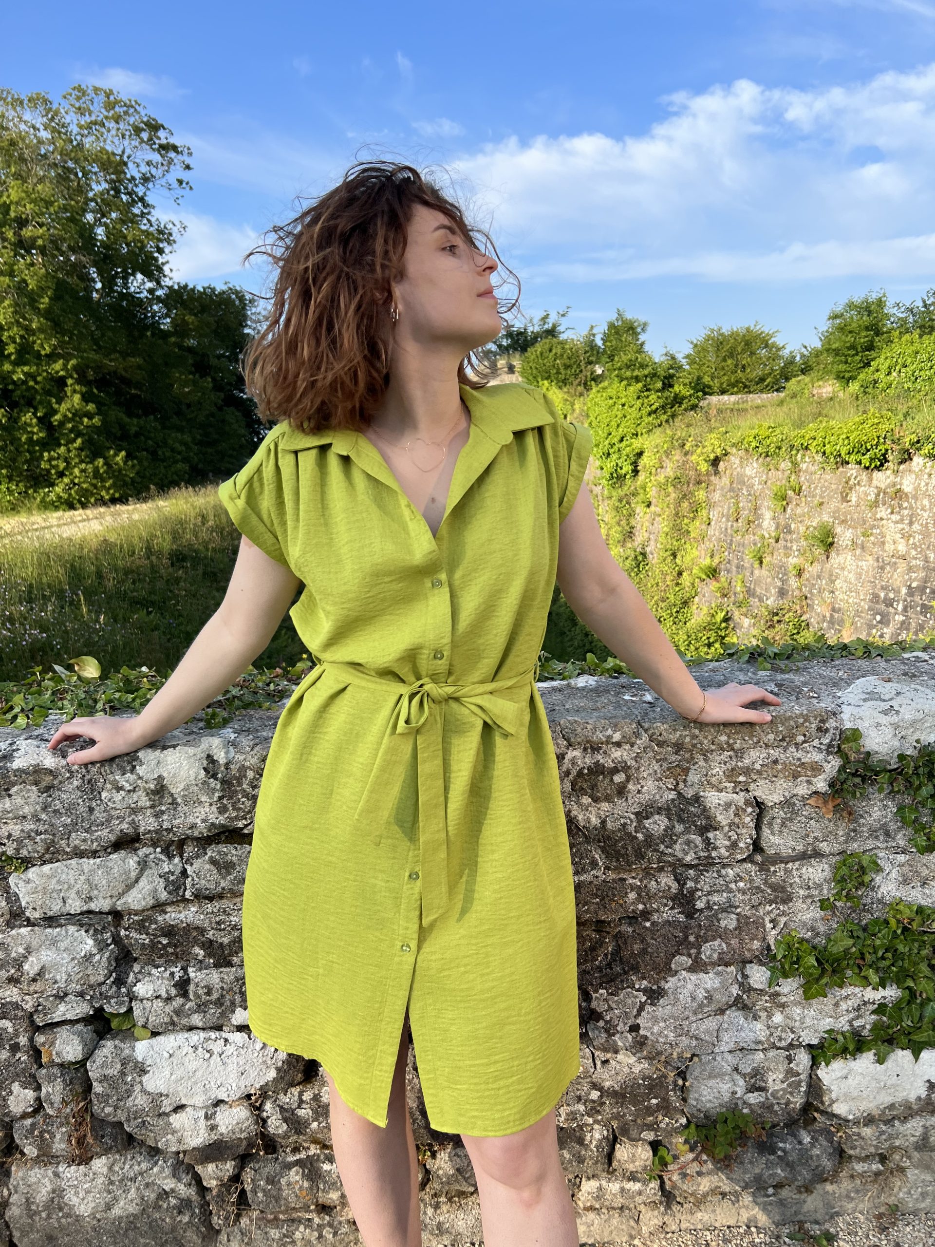 La robe chemise Costa verte a une coupe droite, manches courtes avec revers et fermeture à boutons. Elle est sobre, parfaite pour l'élégance au quotidien !