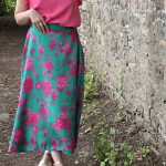 Gala est la jupe longue à fleurs roses qu'il  faut vous pour cet été ! Sa très large amplitude la rend généreuse et aérienne, une pépite ! La taille 1 (34/38) et la taille 2 (38/42) Fabriquée en France