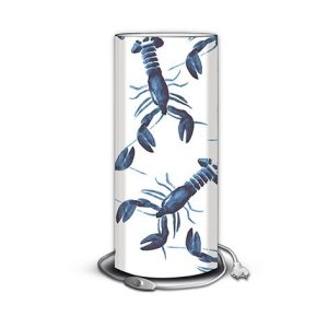 Avec notre lampe "Homards" illuminez votre intérieur ! Assortissez-la aux couleurs de votre maison pour y apporter une ambiance bord de mer. La lampe à poser fait 39 cm de haut pour 17 cm de diamètre. Fabrication 100% française