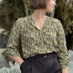 La blouse-tunique Lili avec sa coupe droite, son col V avec boutonnage et ses manches longues réglables par une patte, est simple et jolie ! Fabriquée en France