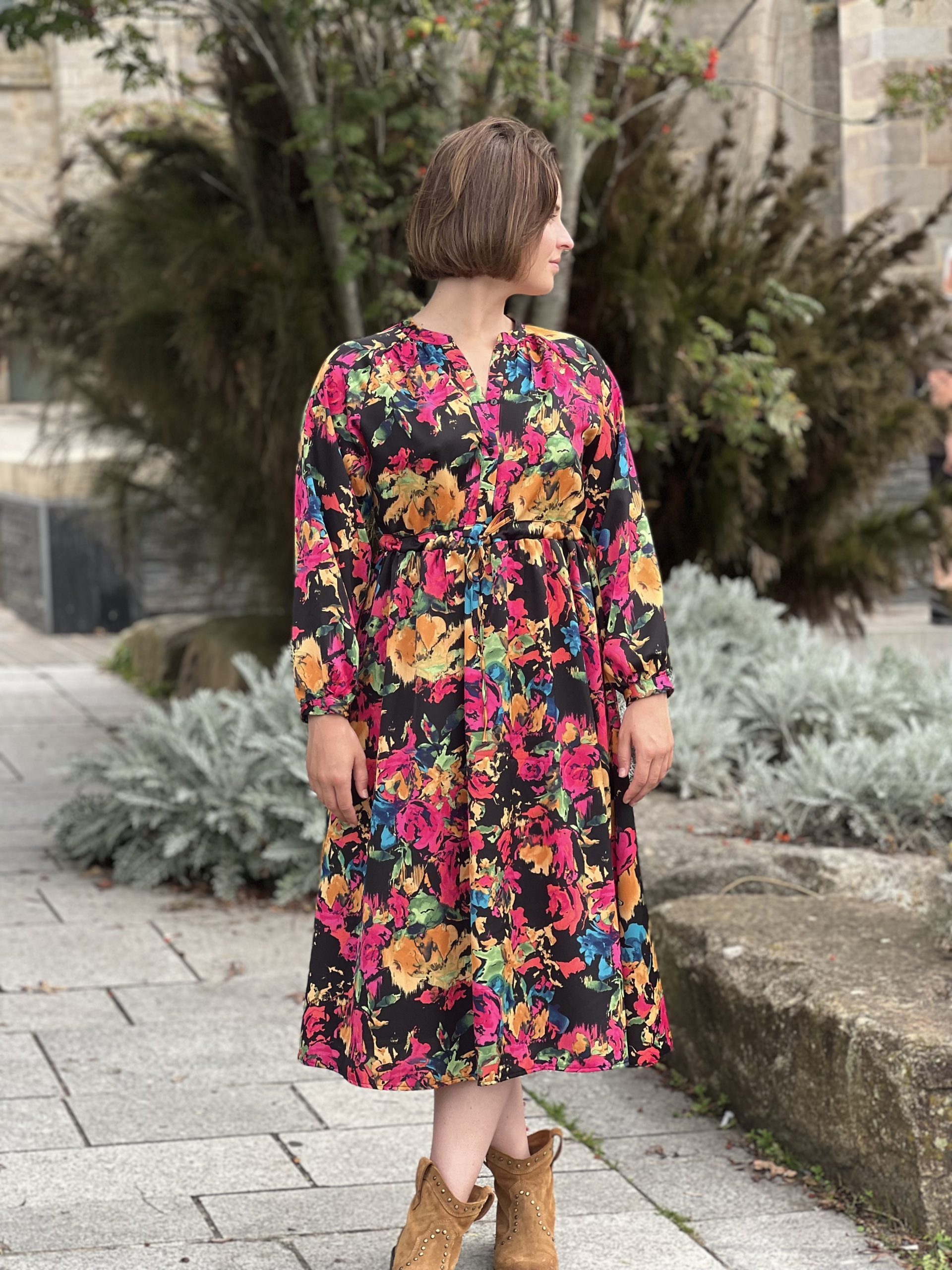 La robe Mila est mi longue avec un imprimé aux multicouleurs. Elle est fluide avec un col V boutonnée, manches longues et une ceinture coulissante à la taille. Elle est pep's et stylée ! TU (du 34 au 42)
