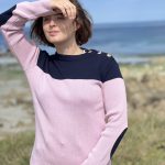 Le pull marin femme Diana bleu/rose  est en  50 % laine / 50 % acrylique, les boutons sont en olivier. Il est Made in France ! Aide à la taille ( en cm ) XS – 81/84 ( poitrine ) – 61/66 ( taille ) S – 58/90 ( poitrine ) – 67/70 ( taille ) M – 91/94 ( poitrine ) – 71/74 ( taille ) L – 95/98 ( poitrine ) – 75/78 (taille ) XL – 99/102 ( poitrine ) – 79/82 ( taille )