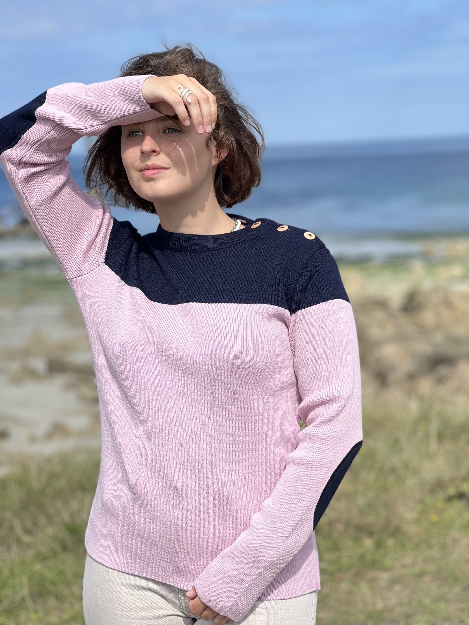 Le pull marin femme Diana bleu/rose  est en  50 % laine / 50 % acrylique, les boutons sont en olivier. Il est Made in France ! Aide à la taille ( en cm ) XS – 81/84 ( poitrine ) – 61/66 ( taille ) S – 58/90 ( poitrine ) – 67/70 ( taille ) M – 91/94 ( poitrine ) – 71/74 ( taille ) L – 95/98 ( poitrine ) – 75/78 (taille ) XL – 99/102 ( poitrine ) – 79/82 ( taille )