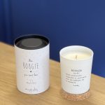 Notre bougie "petite mignonnerie" senteur fleur de coton parfumera votre intérieur en toute occasion.  Chaque bougie est livrée avec son couvercle en liège dans sa boite élégante sérigraphiée et fabriquée en France. Temps de combustion: environ 40 heures.