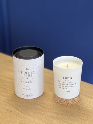 Notre bougie "petite mignonnerie" senteur fleur de coton parfumera votre intérieur en toute occasion.  Chaque bougie est livrée avec son couvercle en liège dans sa boite élégante sérigraphiée et fabriquée en France. Temps de combustion: environ 40 heures.