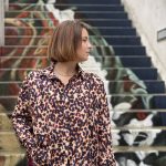 Notre nouvelle chemise Iris est oversize, elle a un col chemise, des fronces sur le devant et le dos. Elle  est asymétrique dans la longueur. Vous pouvez l'assortir avec le pantalon velours. Fabrication française.