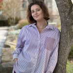 Notre chemise Louise à rayures est oversize. Elle a un col chemise, une poche plaquée et des boutons blancs nacrés. Sa longueur est asymétrique. Pour un look très élégant ! Fabrication française.