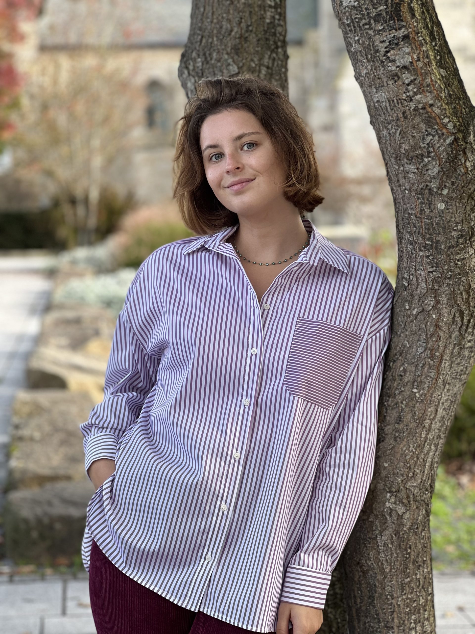 Notre chemise Louise à rayures est oversize. Elle a un col chemise, une poche plaquée et des boutons blancs nacrés. Sa longueur est asymétrique. Pour un look très élégant ! Fabrication française.