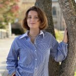 Notre chemise Pipa à rayures blanches et bleues est oversize. Elle a un col blanc, des poches plaquées et des boutons blancs nacrés. Pour un look très élégant ! Fabrication française.