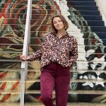 Le pantalon en velours Léonard côtelé uni aubergine pour femme a une coupe droite. Il est conçu avec une taille haute, les pochettes italiennes, plis devant et revers en bas de jambes. Pour un look élégant tout en étant au chaud. Un must pour la garde-robe des femmes ! et il est fabriqué en France