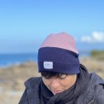 Le bonnet mixte Debbie est Bicolore : Marine/rose. Il est fabriqué en France.
