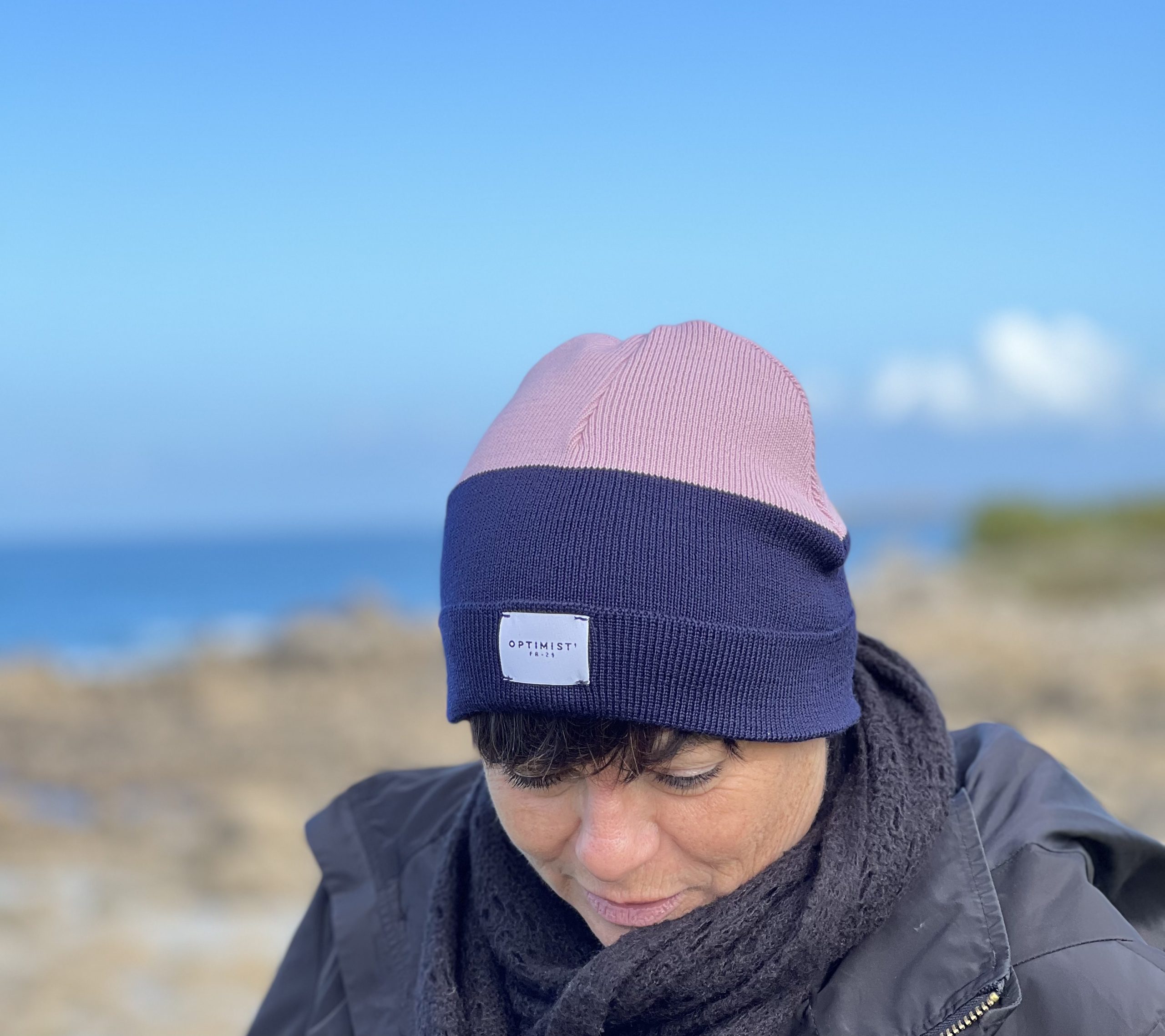 Le bonnet mixte Debbie est Bicolore : Marine/rose. Il est fabriqué en France.