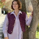 Le gilet Nino sans manche en tissu jacquard c'est un coup de cœur pour cet imprimé ! Les finitions sont faites avec un biais de coton, les boutons sont des pressions dorées. Il est fabriqué en France