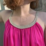 Notre collier cœur incarne l'élégance intemporelle et le savoir-faire artisanal français. La délicatesse de sa chaîne fine en plaqué or met en valeur le grand cœur. Une idée cadeau pour la Saint-Valentin ! Création Bretonne