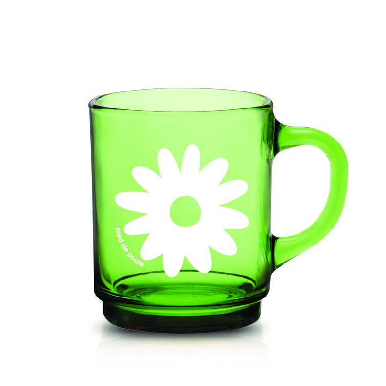 Cette mug rétro de couleur verte en verre trempé (duralex) nous embarque pour un voyage dans les 70's. Il y a plusieurs couleurs et motifs, elles sont empilables. Fabriquée en France