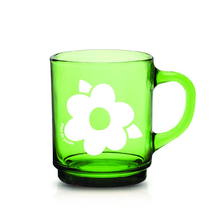 Cette mug rétro de couleur verte en verre trempé (duralex) nous embarque pour un voyage dans les 70's. Il y a plusieurs couleurs et motifs, elles sont empilables. Fabriquée en France