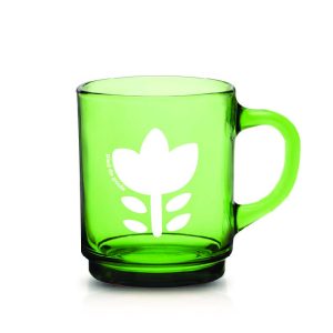 Cette mug rétro de couleur verte en verre trempé (duralex) nous embarque pour un voyage dans les 70's. Il y a plusieurs couleurs et motifs, elles sont empilables. Fabriquée en France