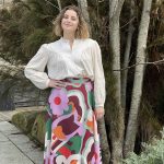 C'est vraiment un plaisir de porter cette jupe Gala Vintage. Elle est fluide, satinée pour un look très féminin. La taille est élastiquée à l'arrière. Inès mesure 1,65 m et porte 1 taille 1 (34/36), cette pièce taille normalement (longueur 85 cm). Fabriquée en France