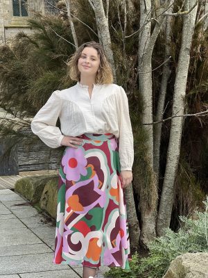 C'est vraiment un plaisir de porter cette jupe Gala Vintage. Elle est fluide, satinée pour un look très féminin. La taille est élastiquée à l'arrière. Inès mesure 1,65 m et porte 1 taille 1 (34/36), cette pièce taille normalement (longueur 85 cm). Fabriquée en France