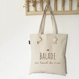 Notre Tote Bag "Balade en Bord de Mer" est tellement pratique et mignon qu'il vous accompagnera partout. Un indispensable pour transporter vos essentiels . 100% coton - dimension: 40X43 cm Grandes anses : 65 cm Il est  fabriqué en France