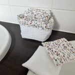 Optez pour ce charmant ensemble de coton comprenant une panière et ses 8 cotons en éponge bambou assortis. L'éponge bambou, d'une douceur exceptionnelle, prend soin de votre peau tout en offrant une solution de rangement pratique pour vos cotons. Fabriquée en France