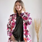 Optez pour l'élégance décontractée avec notre blazer aux nuances de rose, de beige et de fuchsia. Avec son col à revers, sa fermeture à deux boutons et ses deux fausses poches passepoilées à rabat, cette pièce fabriquée en France ajoute une touche de modernité à votre garde-robe.