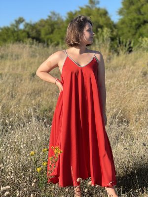 La robe longue Julia Corail est celle qu'il  faut vous pour cet été ! Sa très large amplitude la rend généreuse et aérienne, une pépite ! La taille unique convient de 34 au 44 Fabriquée en France
