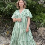 Tania est la robe longue qu'il  faut vous pour cet été ! Sa très large amplitude la rend généreuse et aérienne, ses manches courtes effet papillon, une pépite ! La taille 1 (34/38) et la taille 2 (38/42) Fabriquée en France