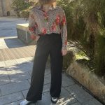 Le pantalon large Béa noir a un tombé parfait ! Il  a 2 pinces sur l’avant, le dos est élastiqué et il a une ceinture à nouer. Un pantalon pour une allure chic ! T1 : 34/36 T2 : 38/42 Fabriqué en France