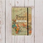 Ce carnet est fait pour vous si :  ✓ Vous voyagez, ou avez envie de voyager ✓ Vous avez peur d’oublier des moments de votre voyage ✓ Vous aimez écrire, dessiner ou conserver des souvenirs ✓ Vous aimez retenir les bonnes adresses et les bons plans Fabriqué en France