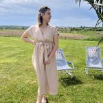 La robe Julia beige est mi-longue, ses manches courtes effet papillon, sa taille élastiquée avec ceinture et son décolleté cache-cœur. Elle est subtilement féminine et vous sublimera au quotidien. Fabriquée en France