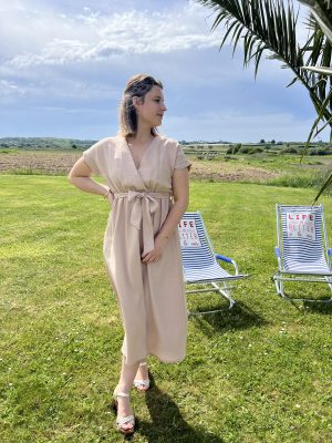 La robe Julia beige est mi-longue, ses manches courtes effet papillon, sa taille élastiquée avec ceinture et son décolleté cache-cœur. Elle est subtilement féminine et vous sublimera au quotidien. Fabriquée en France