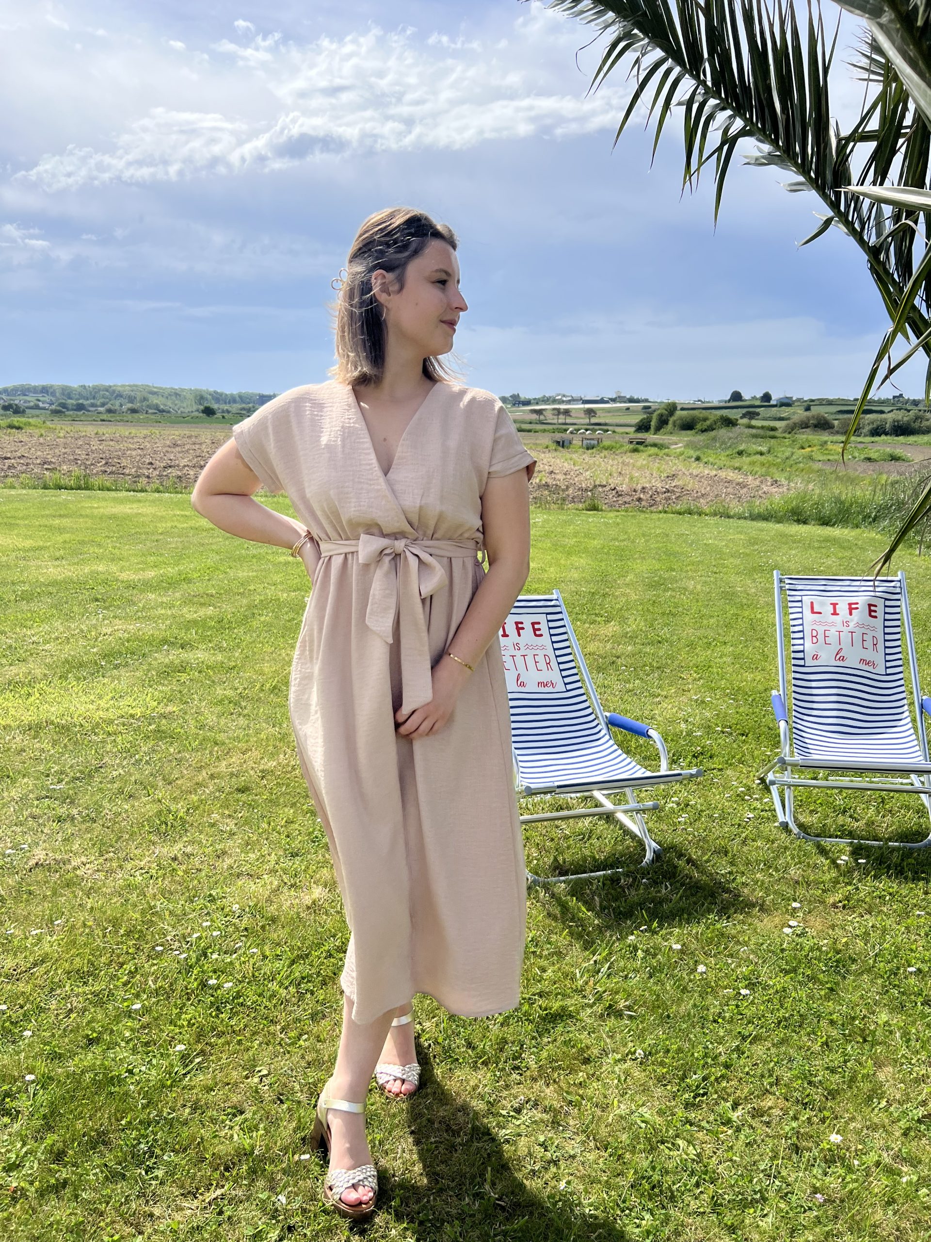 La robe Julia beige est mi-longue, ses manches courtes effet papillon, sa taille élastiquée avec ceinture et son décolleté cache-cœur. Elle est subtilement féminine et vous sublimera au quotidien. Fabriquée en France