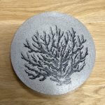 Apportez une touche d’originalité à votre table avec le sous-plat algues, une création en béton au design marin et graphique. Fabriqué en France.