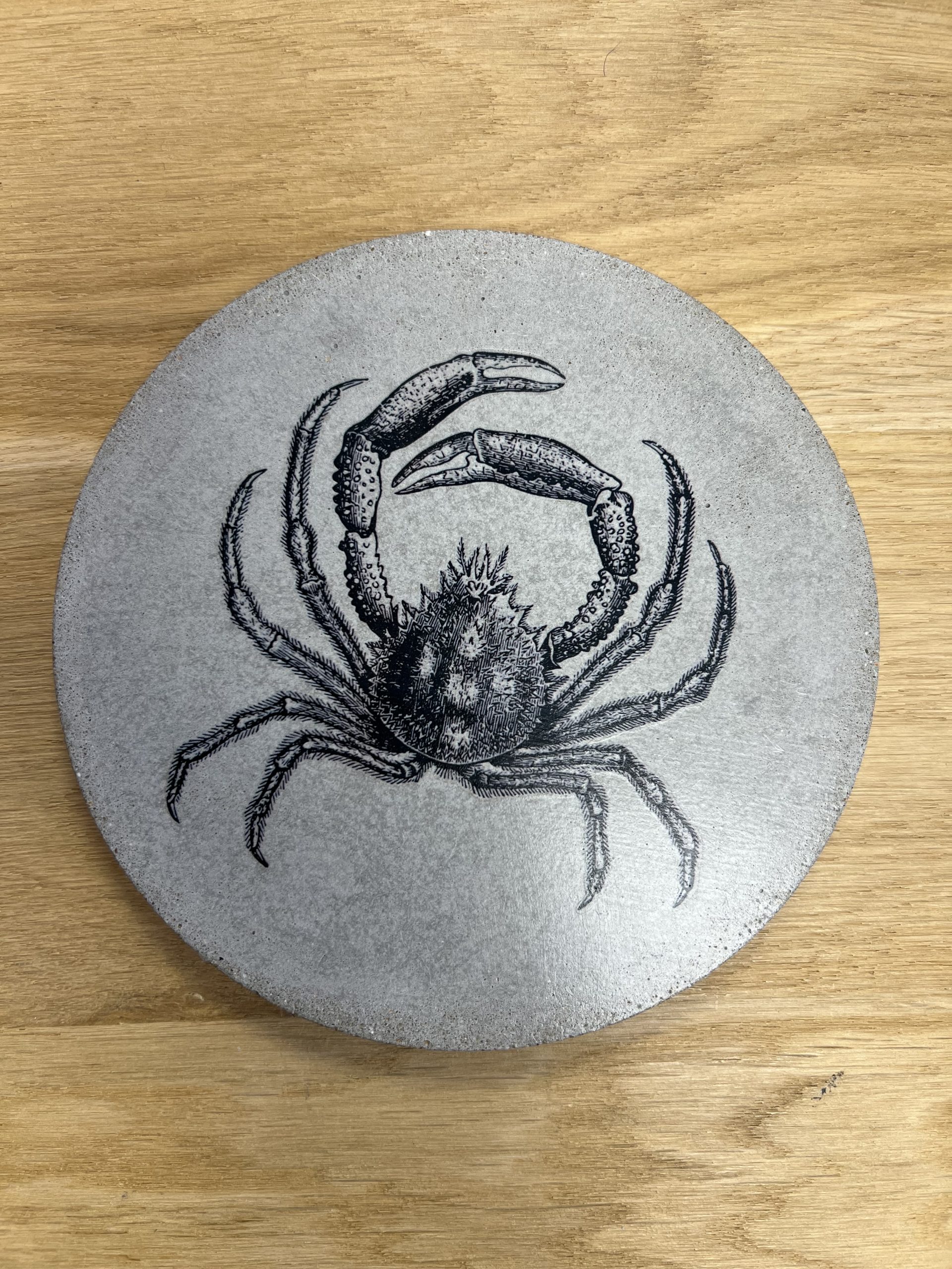 Apportez une touche d’originalité à votre table avec le sous-plat araignée, une création en béton au design marin et graphique. Fabriqué en Bretagne