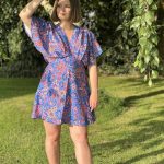 La robe Louise est courte et élégante.Sa couleur bleue pep's avec son imprimé "fleurs & cachemire" est vraiment magnifique. Son décolleté est en V, ses manches courtes à volants, sa coupe ample et la taille est élastiquée dans le dos.Elle est fluide parfaite pour le quotidien ! Inès mesure 1,65m et porte T1: convient jusqu'au T40 et T2: convient jusqu'au T44